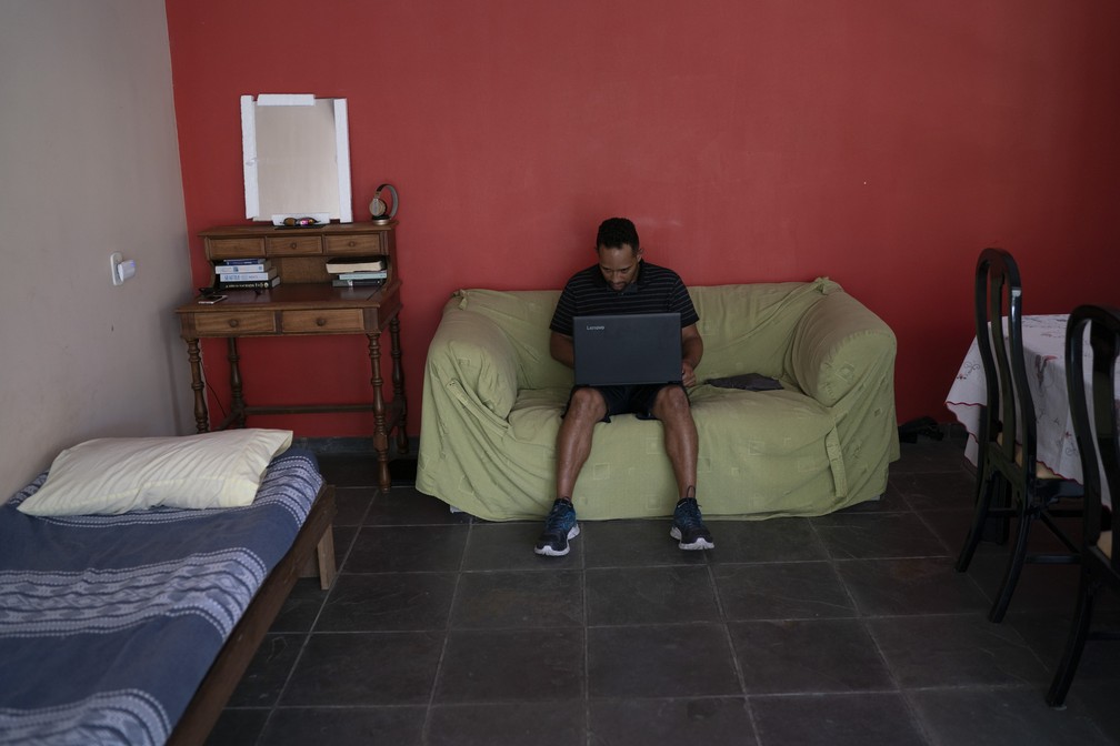 Schreiner uses his computer in his room in Niterói - Photo: AP Photo / Leo Correa