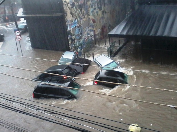 àgua arrasta carros em São Paulo  (Foto: Letícia Miranda/ Vc no G1 )