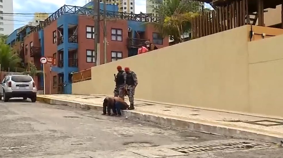 Suspeitos foram presos em Ponta Negra, mas não estavam com as ampolas de vacinas roubadas em posto de saúde de Natal. — Foto: Reprodução/Inter TV Cabugi