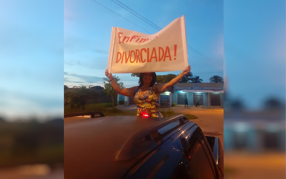 Telefonista comemora divórcio com placa ‘Enfim divorciada’ pelas ruas de Senador Canedo — Foto: Aracélia Albuquerque/Arquivo pessoal