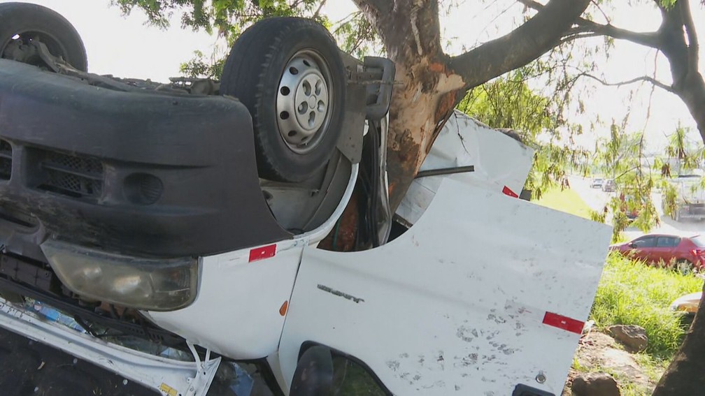 Pneu estourado causou acidente na Avenida Brasil — Foto: Reprodução/TV Globo