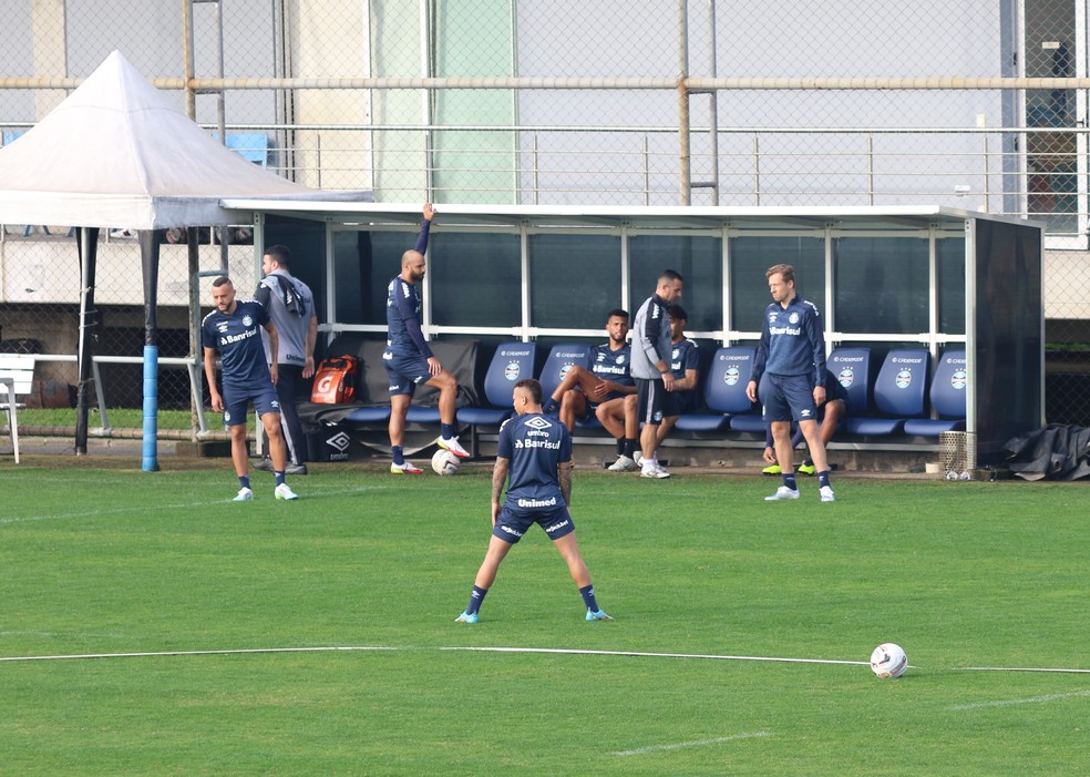 Guilherme, Thaciano e Lucas Leiva em treino do Grêmio — Foto: Gabriel Girardon