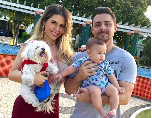 Cacau Colucci com marido, filho e pet (Foto: Instagram)