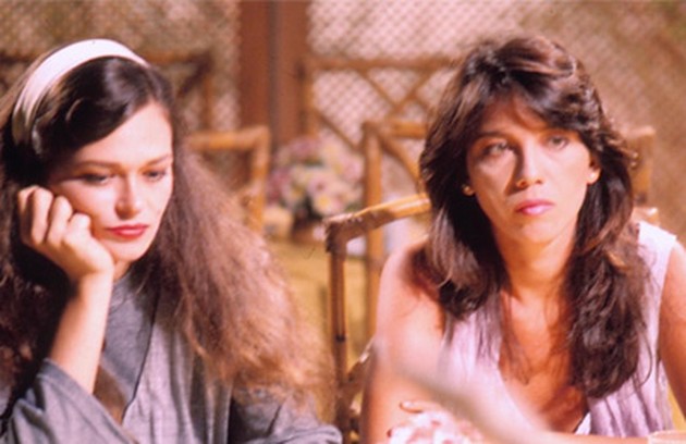 As primeiras lésbicas de uma novela foram Cecília e Laís, vividas por Lala Deheinzelin e Cristina Prochaska em "Vale Tudo" (1988). Elas chegaram a andar de mãos dadas, mas o público rejeitou as personagens (Foto: Divulgação)