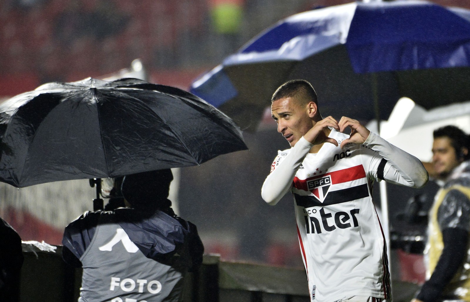 [COMENTE]: O São Paulo fez certo em não vender Antony nessa janela?