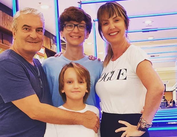 Alessandra Scatena e o marido, Rogério, com os filhos, Enrico e Estéfano (Foto: Reprodução)