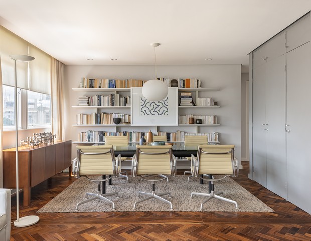 Em Brasília, apartamento modernista de 110 m² ganhou sala de jantar e estantes sob medida após a reforma (Foto: Joana França)