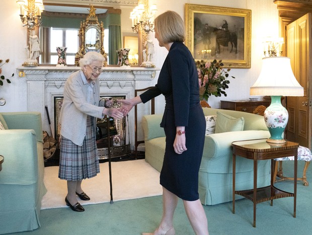 Em 6 de setembro, Rainha Elizabeth II recebeu Liz Truss, a nova primeira-ministra do país (Foto: Getty Images)