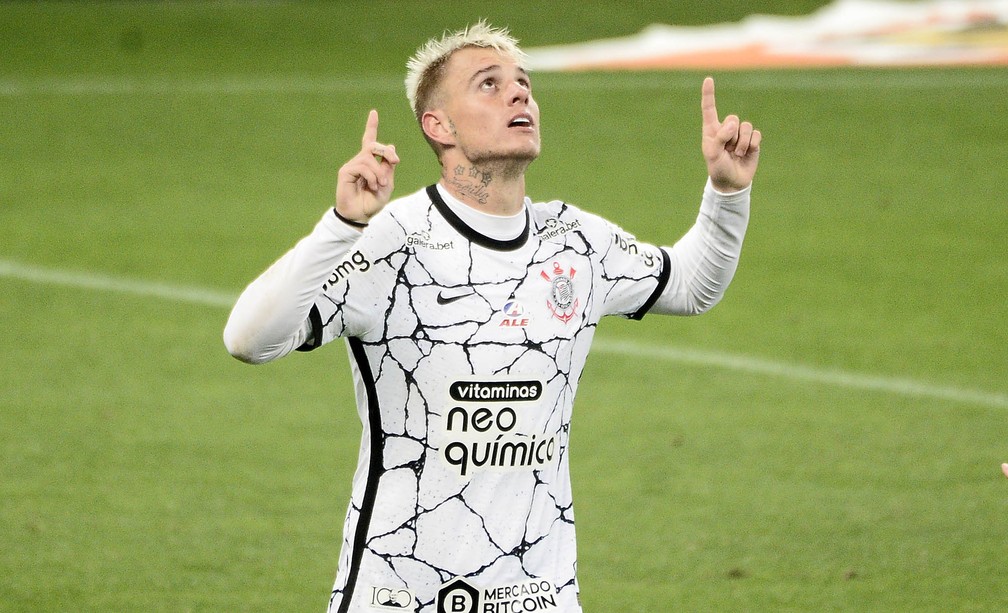 Roger Guedes marcou os dois gols do Corinthians na vitória sobre o Palmeiras — Foto: Marcos Ribolli