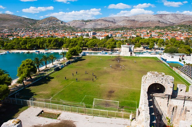 Os 10 campos de futebol mais espetaculares do mundo - Trogir- croácia (Foto: Getty Images)