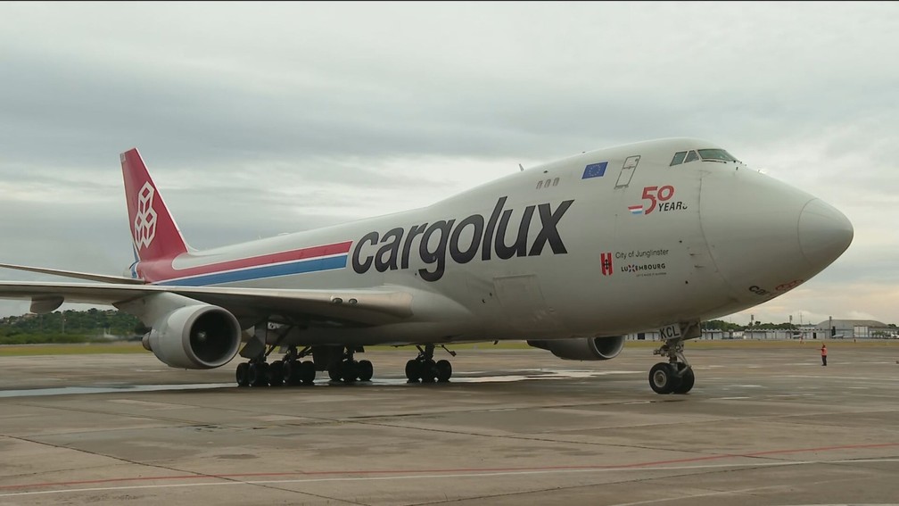 Avião com carga de IFA chega ao Galeão — Foto: Reprodução/TV Globo