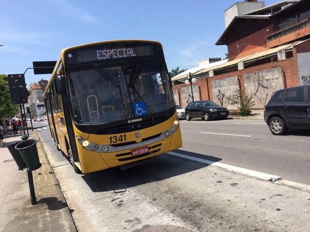 Paralisação de ônibus começou no fim da manhã desta sexta (18) em Blumenau  (Foto: Reprodução/RBSTV)