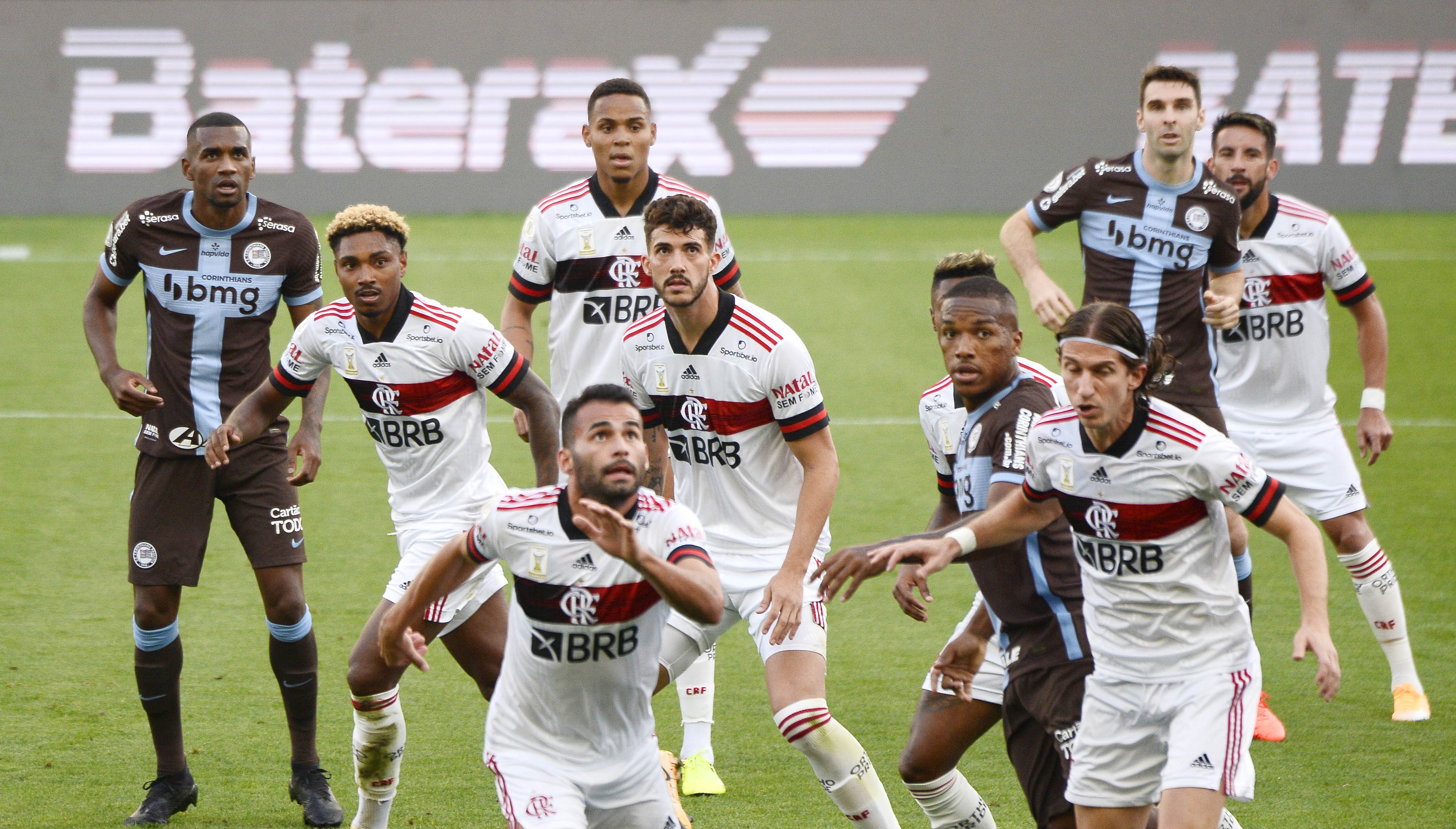 Cairo Santos recebe as jogadoras e treinador do Vasco da Gama