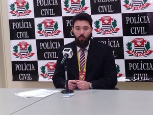 Delegado Leonardo Amorim Nunes Rivau atualizou as informações sobre o caso durante entrevista coletiva (Foto: Luna Oliva/G1)