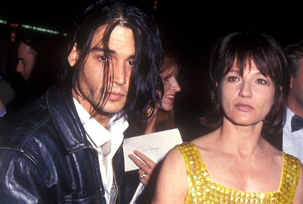Duas décadas atrás, Johnny Depp estava namorando com a atriz Ellen Barkin, nove anos mais velha. Naquela época, Barkin estava bombando no circuito internacional, sendo indicada (e, eventualmente, vencendo) prêmios por filmes como 'Na Pele de uma Loira' (1991) e 'Se as Mulheres Tivessem Asas' (1997). (Foto: Getty Images)