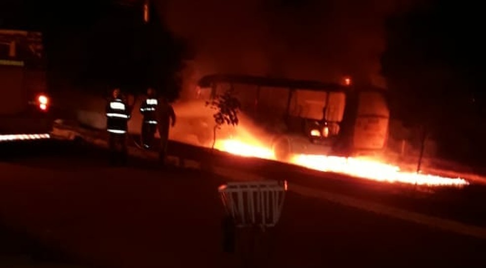 Ônibus foi incendiado na região sul de Palmas (Foto: Divulgação)