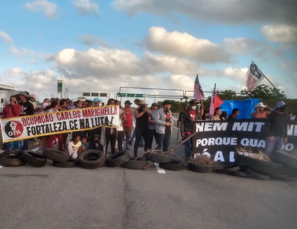 Manifestação na rodovia CE-040 na entrada do município de Fortim, Litoral Leste.  — Foto: Reprodução