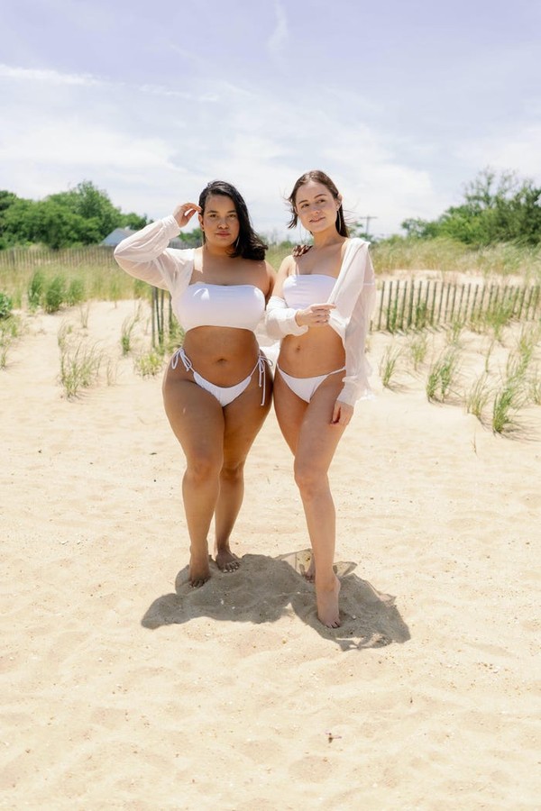 Amigas viralizam na internet ao mostrar os mesmos biquínis em corpos diferentes (Foto: z)