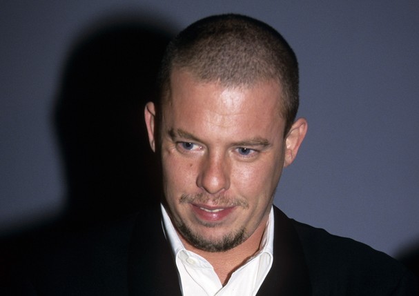 Alexander McQueen em 1999. (Foto: Getty Images)