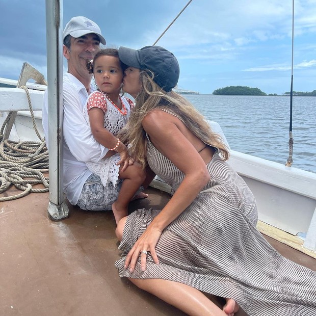 Ticiane Pinheiro e César Tralli com a filha em barco (Foto: Reprodução/Instagram)