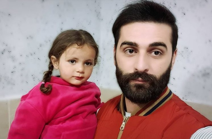 Depois do socorro, médico postou foto ao lado da menina, a quem chamou de 'pequena heroína' (Foto: Reprodução/Instagram/dr.mujahednazzal)