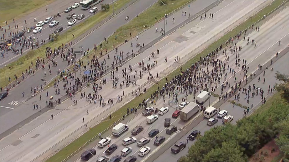 Servidores das forças de segurança fecham MG-010, na altura da Cidade Administrativa — Foto: TV Globo