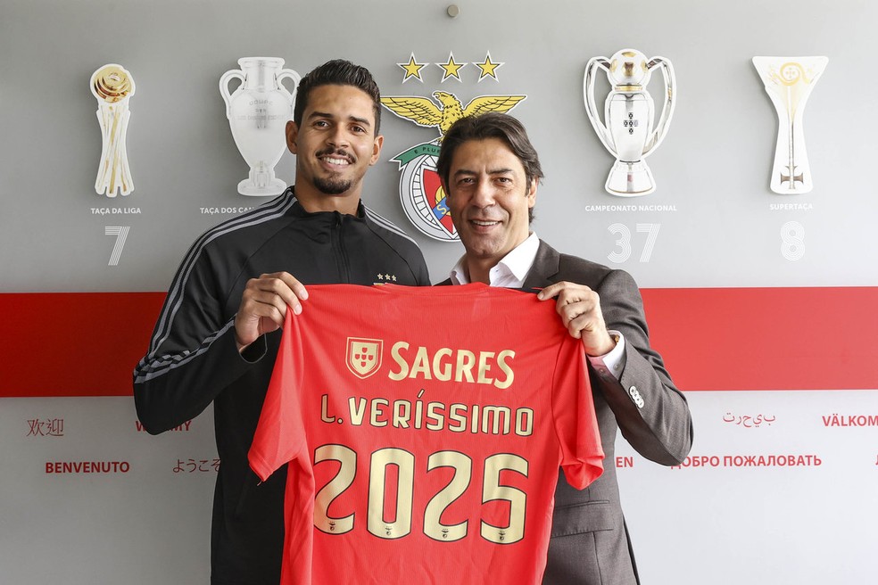 Lucas Veríssimo com a camisa do Benfica 