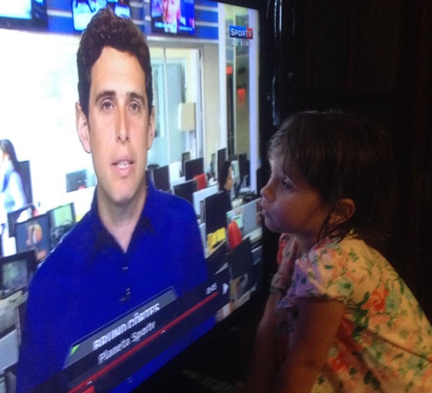 Julia, 4 anos, filha de Bruno, vendo o pai pela televisão (Foto: Arquivo Pessoal)