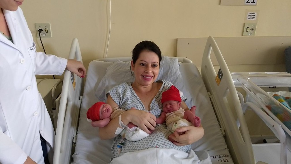 Os gêmeos nasceram com 22 minutos de intervalo, mas o menino em 2017 e a menina em 2018. (Foto: Marcelo Rocha/RPC)