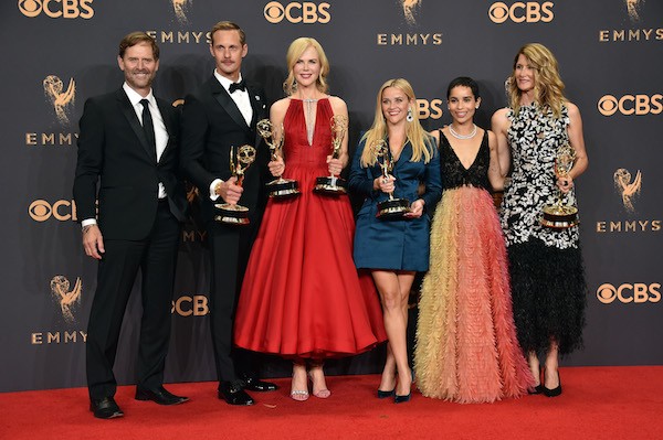 Laura Dern, Reese Whiterspoon e Nicole Kidman com colegas de elenco de Big Little Lies e seus troféus do Emmy 2017 (Foto: Getty Images)