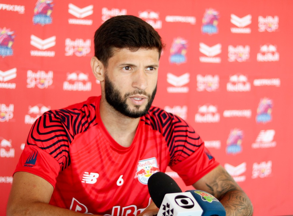 Juninho Capixaba durante coletiva de imprensa do Bragantino — Foto: Danilo Sardinha/ge