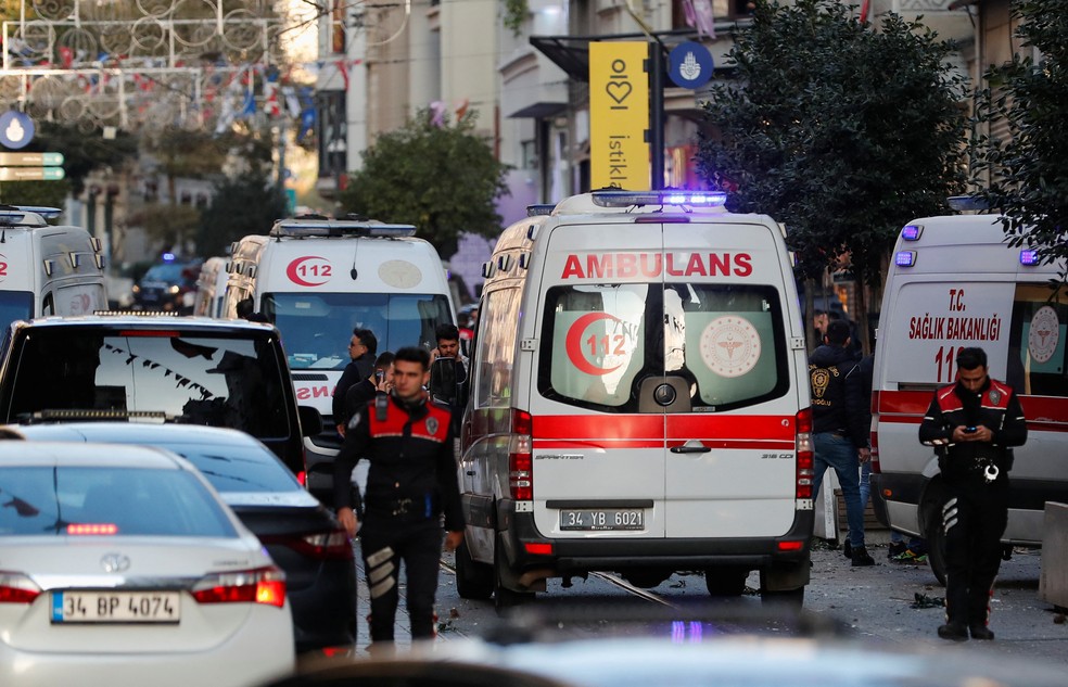 Ambulâncias chegam ao local após uma explosão no centro de Istambul — Foto: Kemal Aslan/REUTERS