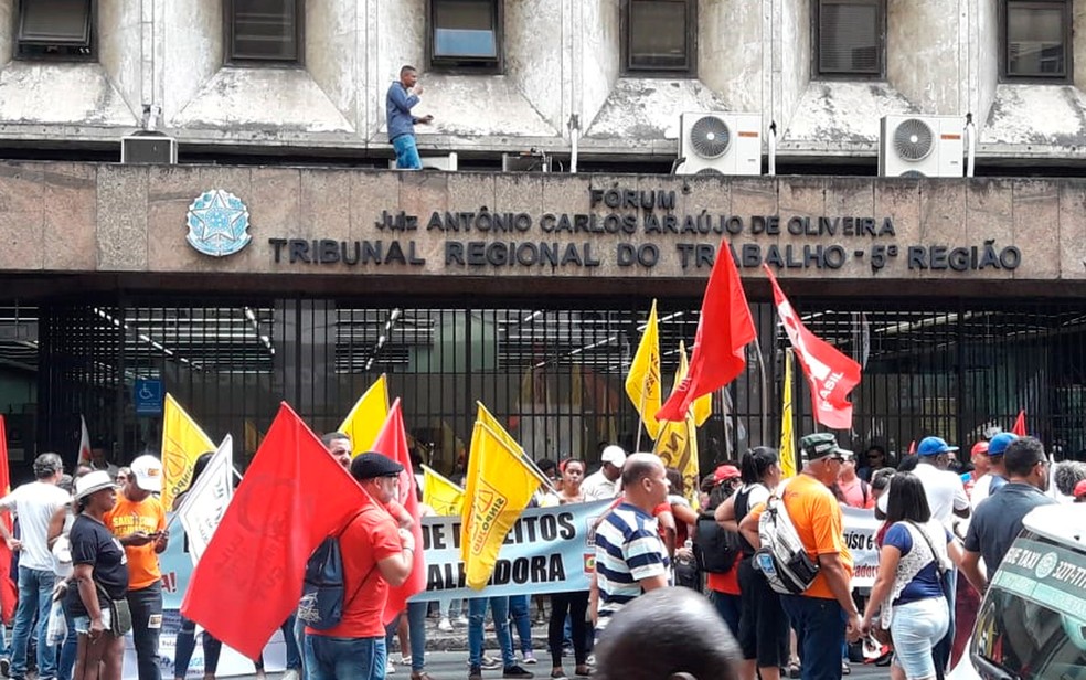 Protesto congestiona trÃ¢nsito no bairro do ComÃ©rcio, em Salvador (Foto: JÃºlio Cesar/TV Bahia)