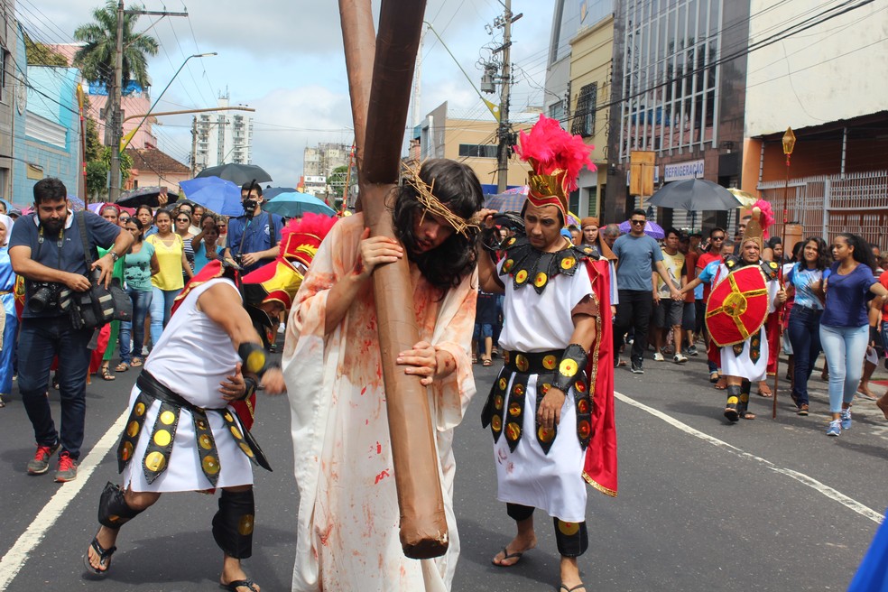 Procissão percorreu ruas do Centro de Manaus até chegar no bairro Praça 14 (Foto: Indiara Bessa/G1 AM)