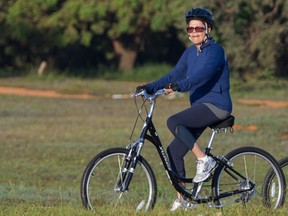 A presidente Dilma Rousseff passeia de bicicleta nos arredores do Palácio da Alvorada durante a manhã desta segunda-feira (1º) em Brasília. Ela estava acompanhada por seguranças, também de bicicleta