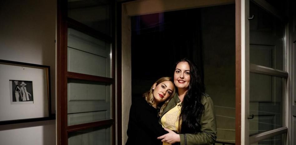 Tamara, a la izquierda, recibió el vientre de su hermana Bárbara (Foto: Alex García / La Vanguardia)