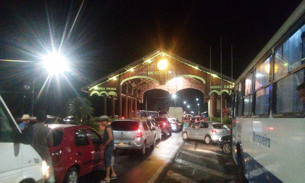 Manifestantes interditam entrada de Mosqueiro, em BelÃ©m. â€” Foto: ReproduÃ§Ã£o