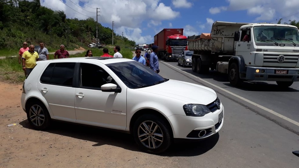 Carro em que policial militar foi encontrado morto é retirado do local do crime por equipe da Polícia Civil, nesta segunda-feira (21), na Zona Norte do Recife — Foto: Marlon Costa/Pernambuco Press
