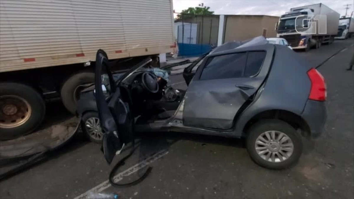 Jovem Fica Gravemente Ferido Após Colidir Carro Com Caminhão Estacionado Na Zona Sudeste De