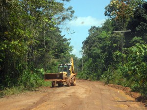Setrap faz a manutenção do trecho da estrada AP-010, que dá acesso a Mazagão Velho (Foto: Gabriel Penha/G1)