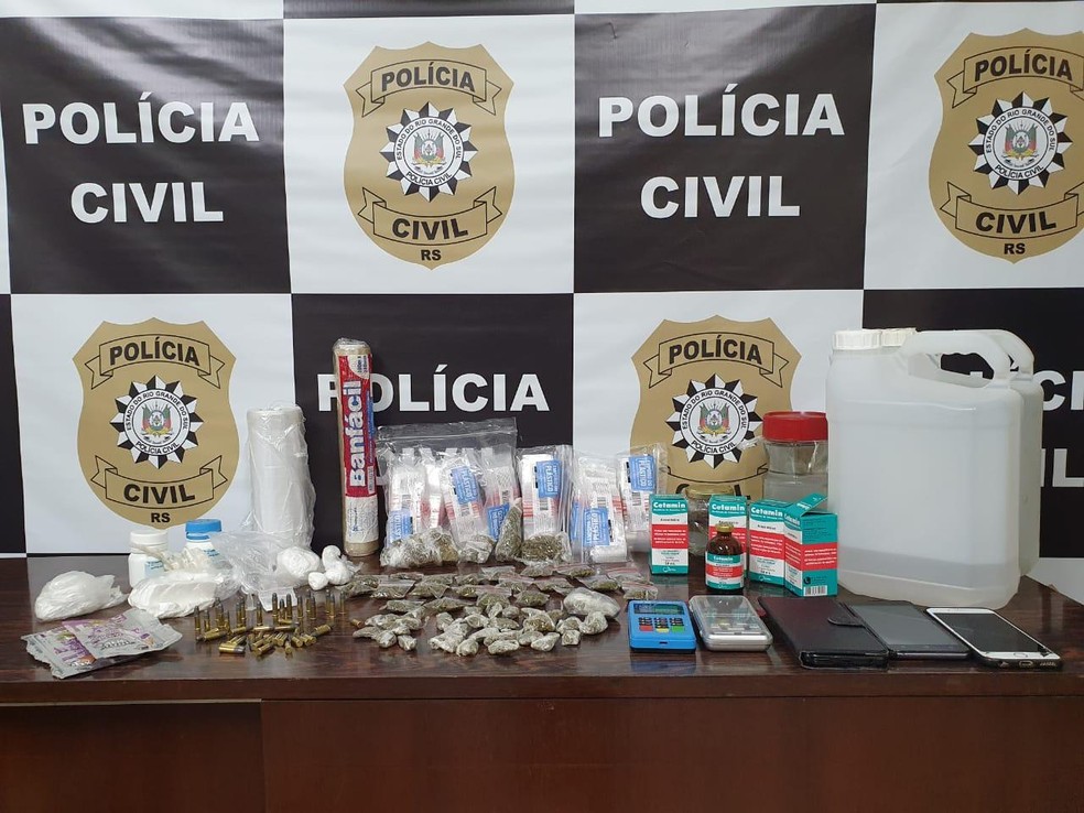 Dois homens são presos por suspeita de tráfico de drogas em Esteio — Foto: Polícia Civil/Divulgação