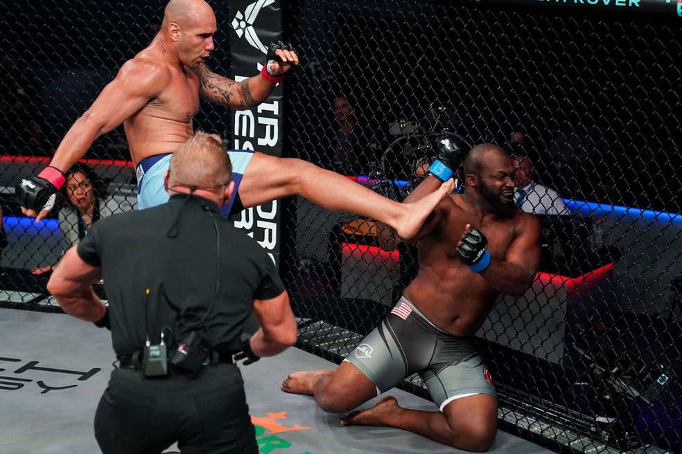 Bruno Cappelozza venceu Muhammed Dereese por nocaute aos 2m21s do R1 — Foto: PFL