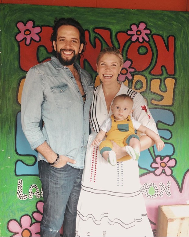 Nick Cordero e a mulher, Amanda Kloots, com o filhinho do casal, Elvis (Foto: Reprodução Instagram)
