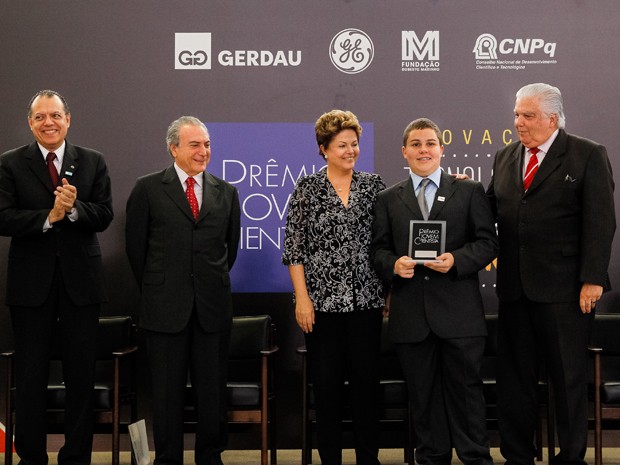 Dilma entrega o prêmio de primeiro lugar na categoria ensino médio na 26ª edição do Jovem Cientista (Foto: Roberto Stuckert Filho/Presidência)