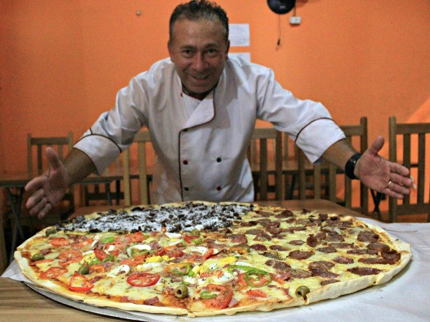 Pizza gigantesca em Itajaí no bairro São Vicente, ela tem 60cm de diâm