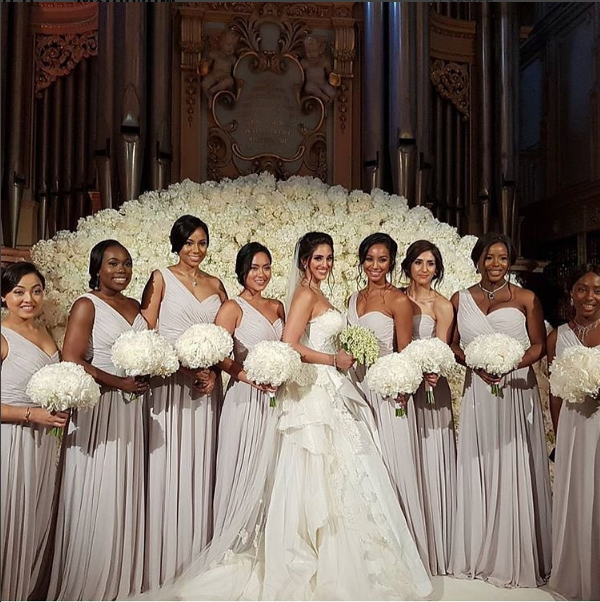 A noiva entre as madrinhas, em frente ao órgão do Palácio de Blenheim (Foto: Reprodução/Instagram)