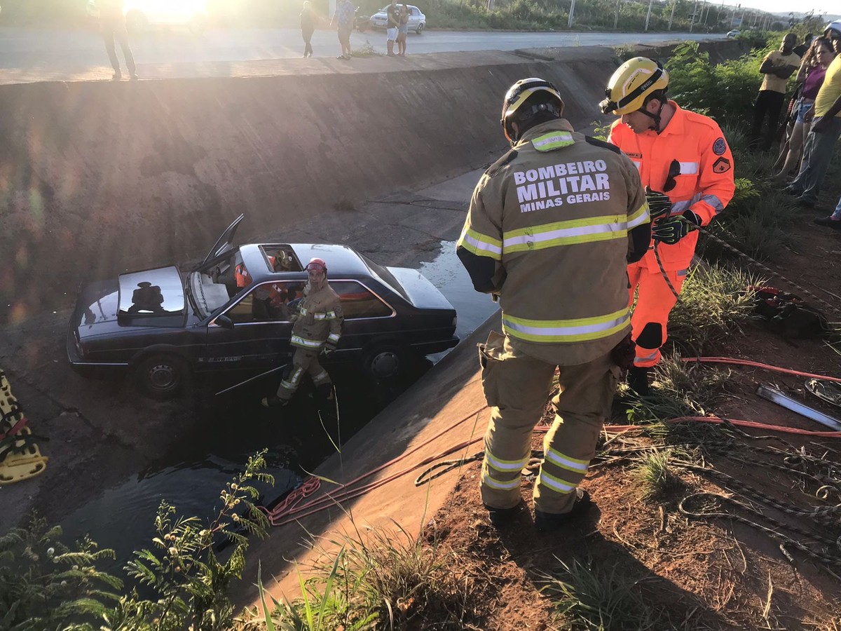 Motorista fica ferido após carro cair no Córrego das Melancias, em Montes Claros