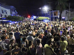 Período carnavalesco leva milhares de pessoas à Caicó (Foto: Canindé Soares)