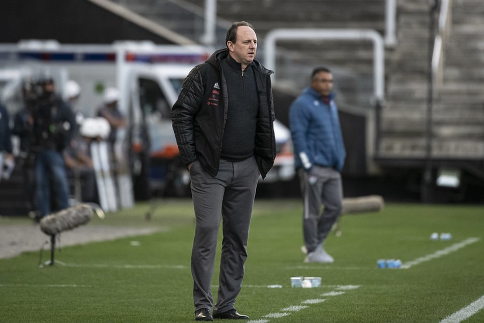 Rog&eacute;rio Ceni comanda a equipe diante do Fluminense, em S&atilde;o Paulo &mdash; Foto: Alexandre Vidal / CRF