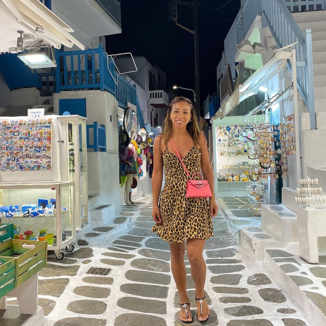 Belle Silva posa em Mykonos com bolsa grifada de R$ 45 mil  (Foto: Reprodução/Instagram )